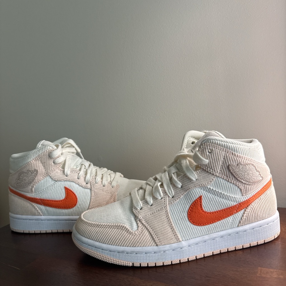 Womans Nike Air Jordan 1 Mid SE
size 7 - Picture 1 of 3